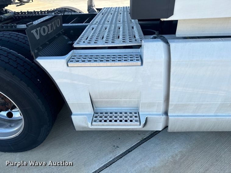 image for item EH3862 2021 Volvo VNL semi truck