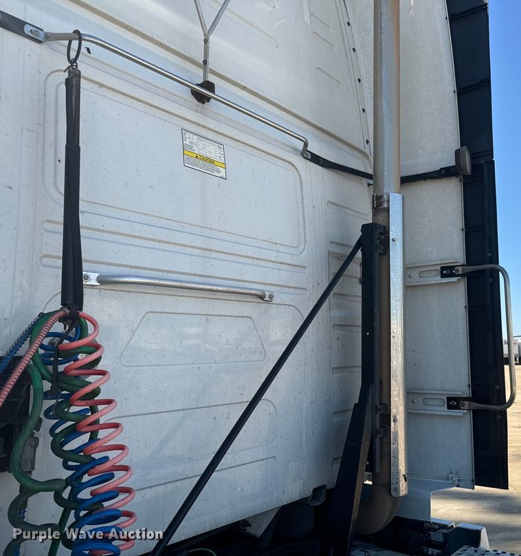image for item EH3862 2021 Volvo VNL semi truck