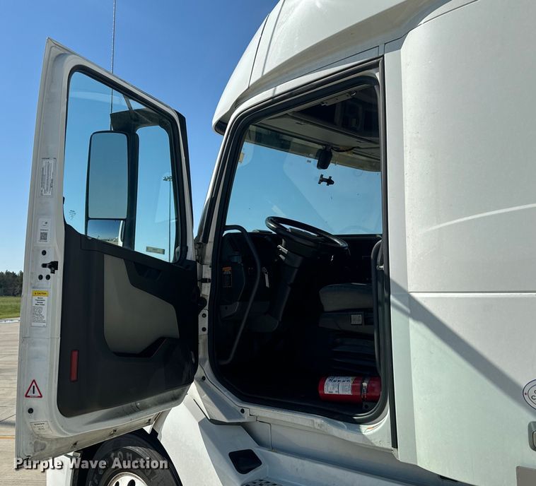 image for item EH3862 2021 Volvo VNL semi truck