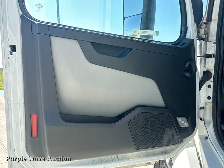 image for item EH3862 2021 Volvo VNL semi truck