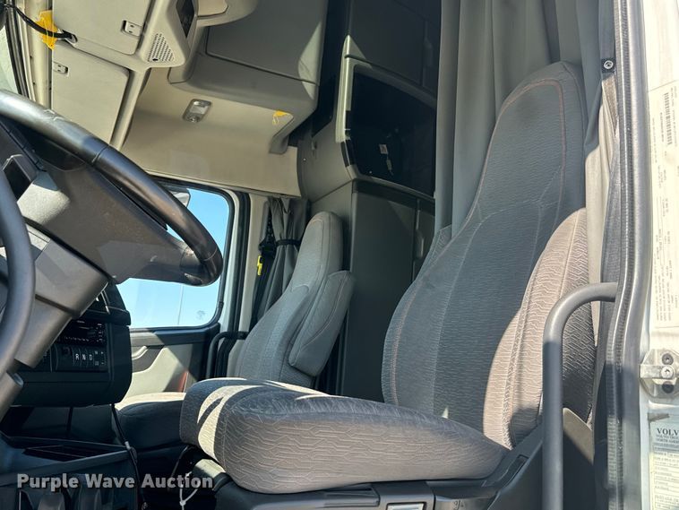image for item EH3862 2021 Volvo VNL semi truck