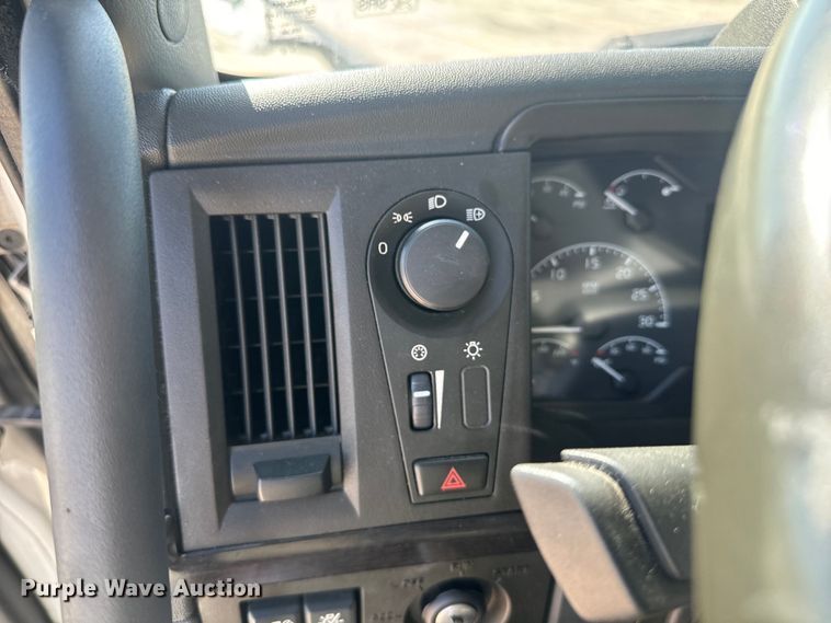 image for item EH3862 2021 Volvo VNL semi truck