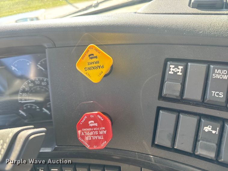 image for item EH3862 2021 Volvo VNL semi truck