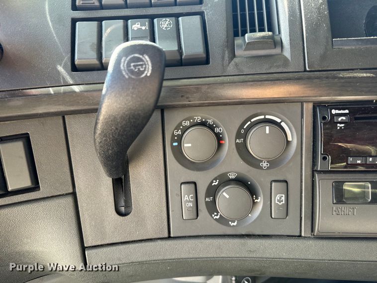 image for item EH3862 2021 Volvo VNL semi truck