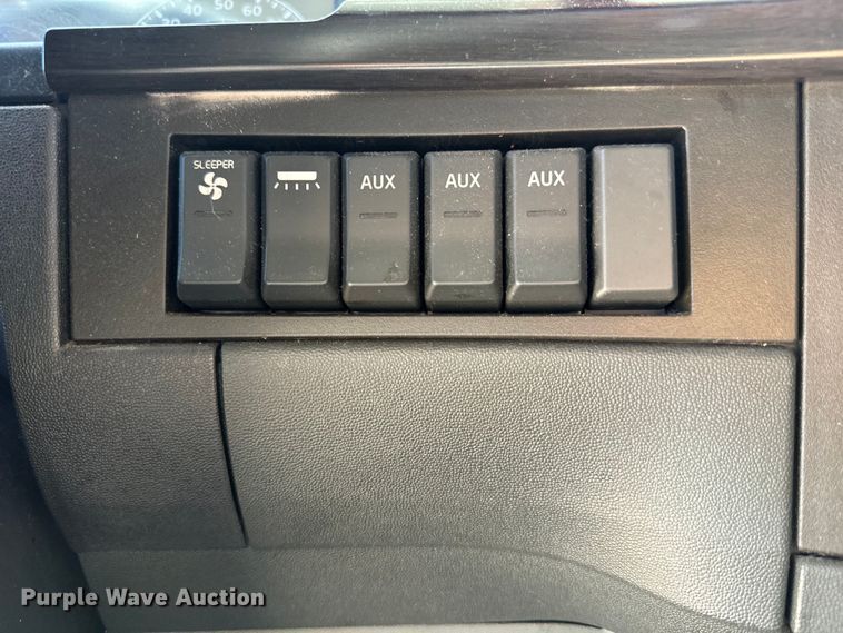 image for item EH3862 2021 Volvo VNL semi truck