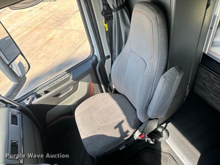 image for item EH3862 2021 Volvo VNL semi truck