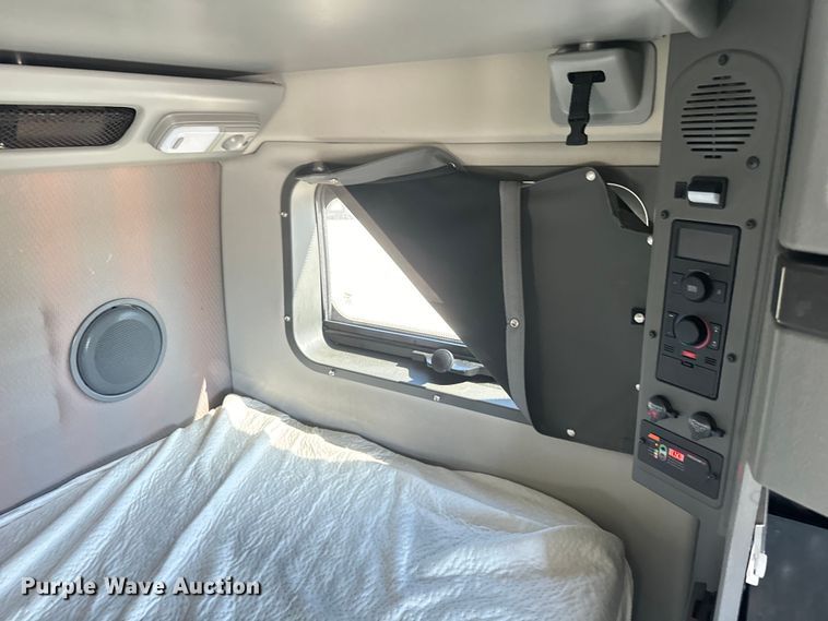 image for item EH3862 2021 Volvo VNL semi truck