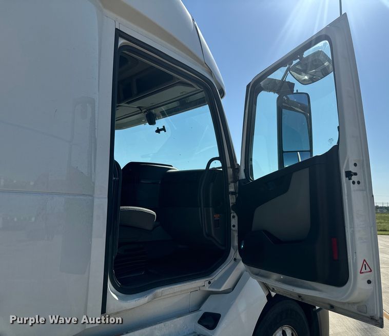 image for item EH3862 2021 Volvo VNL semi truck