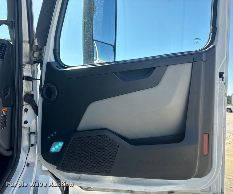 image for item EH3862 2021 Volvo VNL semi truck