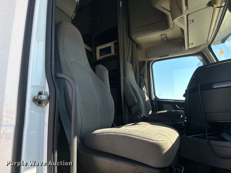 image for item EH3862 2021 Volvo VNL semi truck