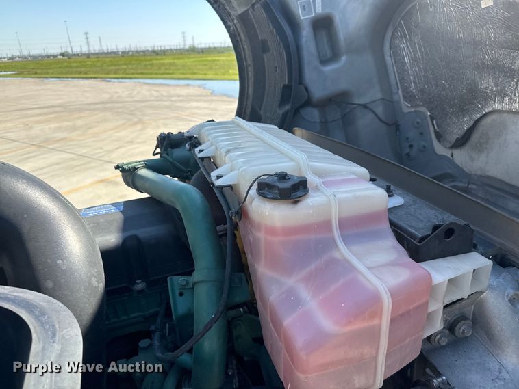 image for item EH3862 2021 Volvo VNL semi truck