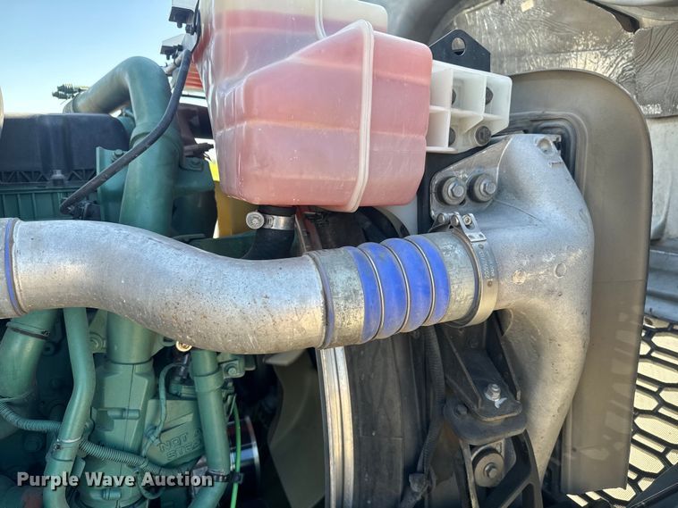 image for item EH3862 2021 Volvo VNL semi truck