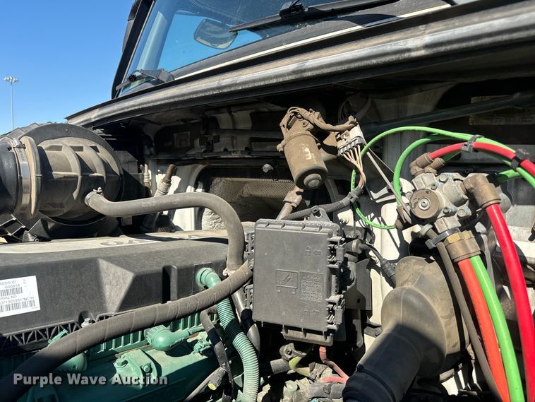 image for item EH3862 2021 Volvo VNL semi truck