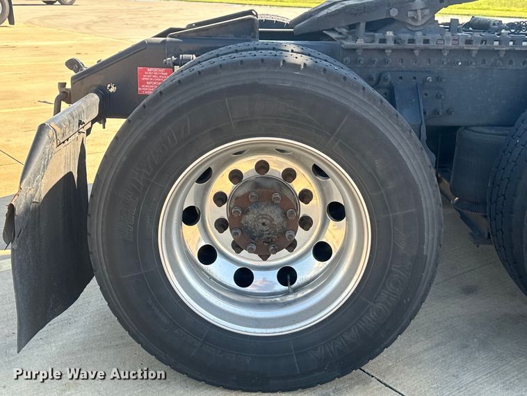 image for item EH3862 2021 Volvo VNL semi truck