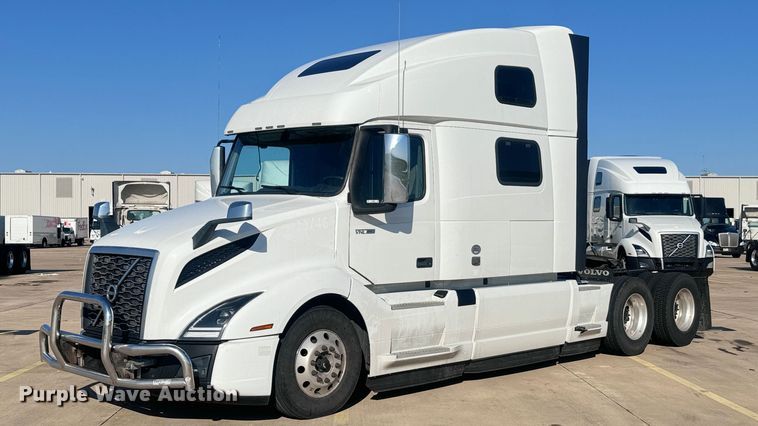 image for item EH3863 2021 Volvo VNL semi truck