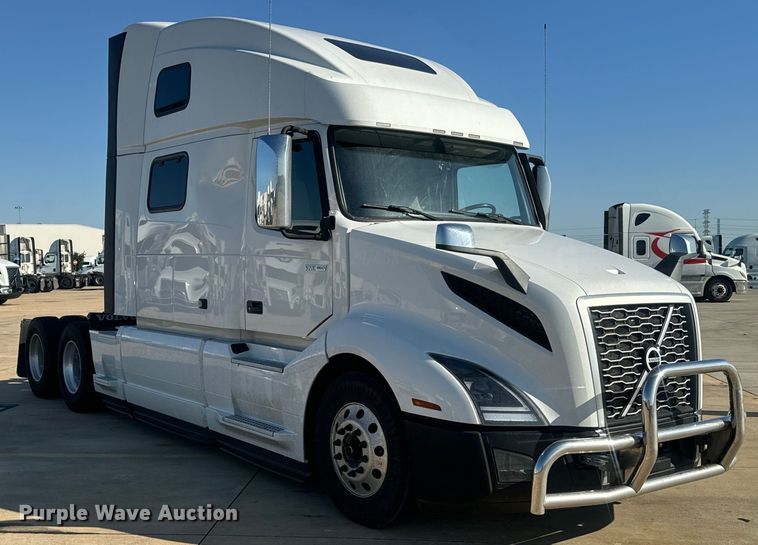 image for item EH3863 2021 Volvo VNL semi truck