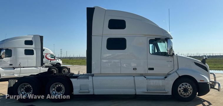 image for item EH3863 2021 Volvo VNL semi truck