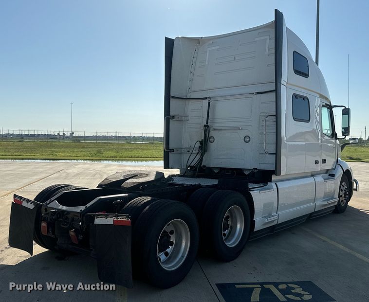 image for item EH3863 2021 Volvo VNL semi truck