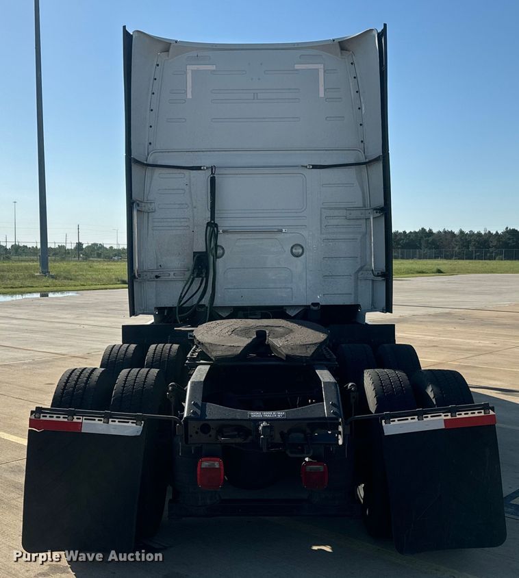 image for item EH3863 2021 Volvo VNL semi truck