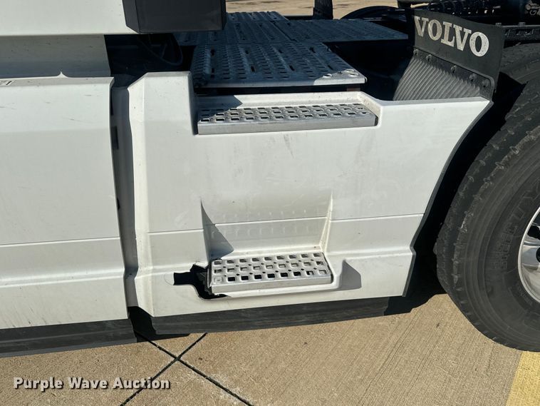 image for item EH3863 2021 Volvo VNL semi truck