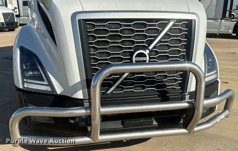 image for item EH3863 2021 Volvo VNL semi truck