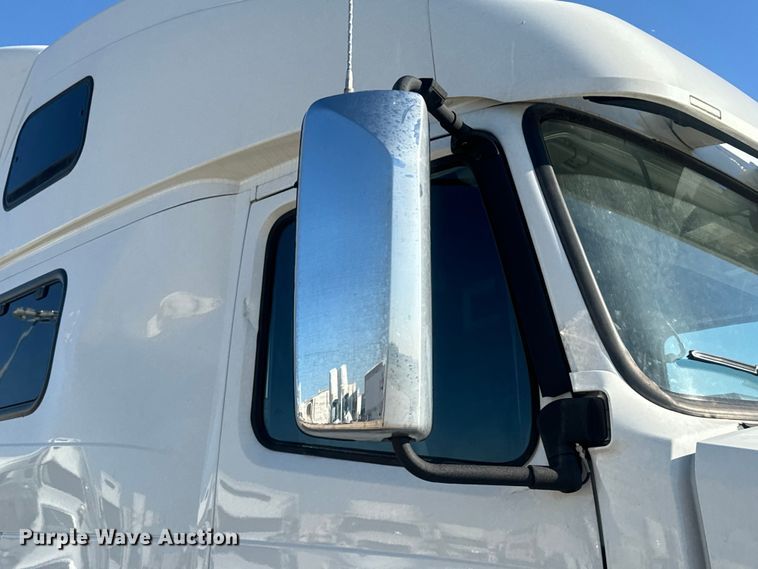 image for item EH3863 2021 Volvo VNL semi truck