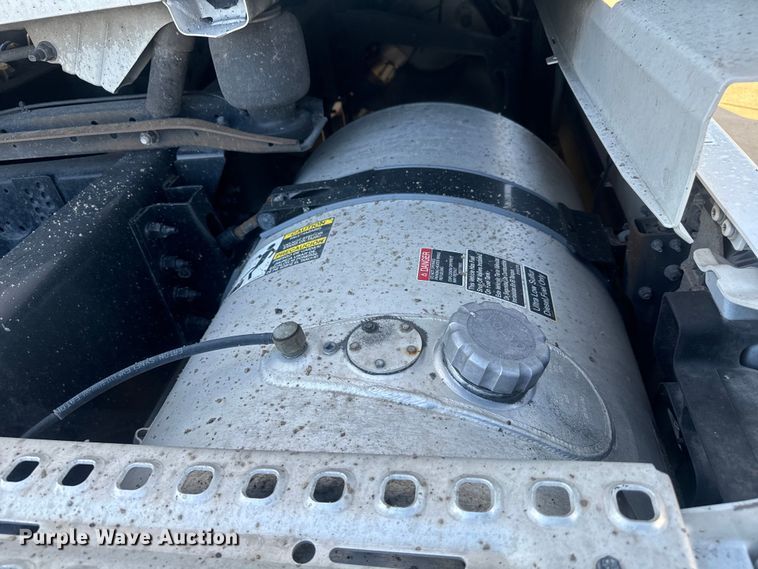 image for item EH3863 2021 Volvo VNL semi truck