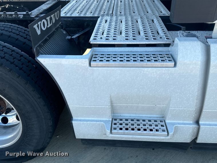 image for item EH3863 2021 Volvo VNL semi truck