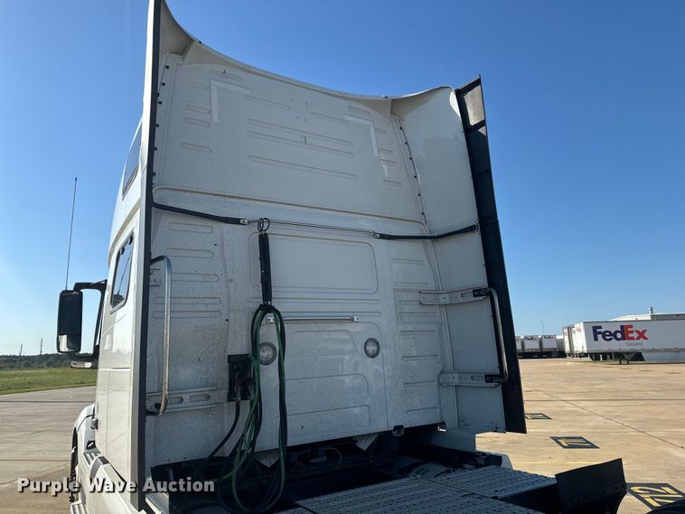 image for item EH3863 2021 Volvo VNL semi truck