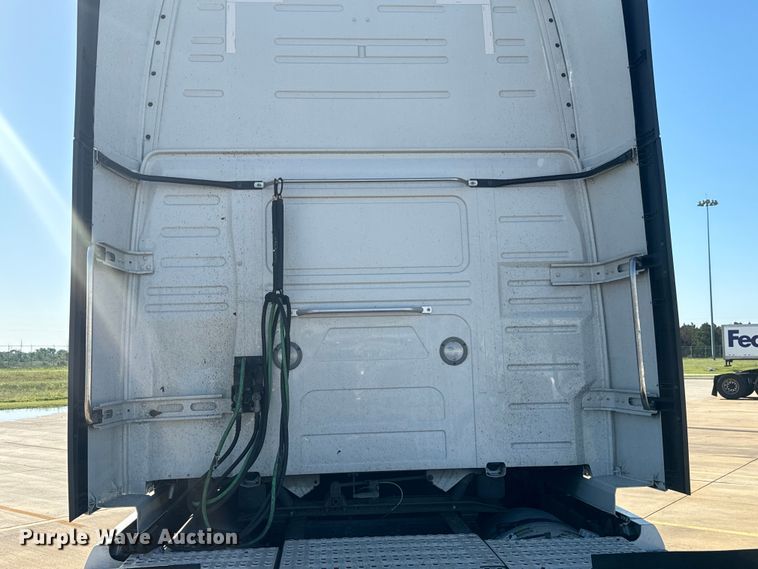 image for item EH3863 2021 Volvo VNL semi truck