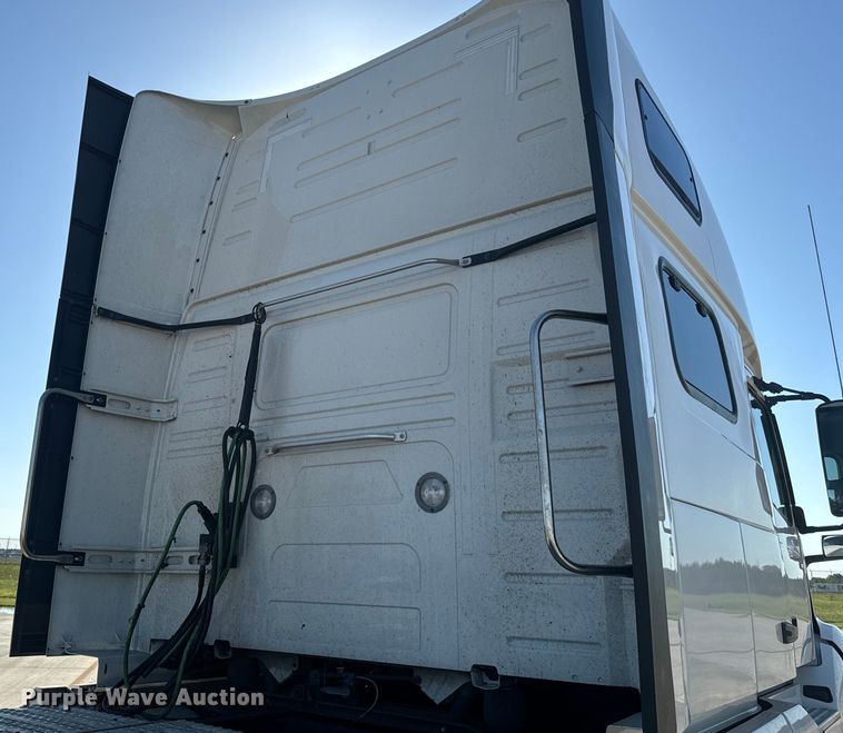 image for item EH3863 2021 Volvo VNL semi truck