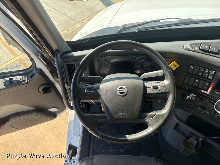 image for item EH3863 2021 Volvo VNL semi truck