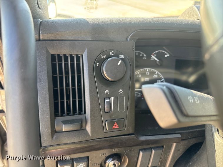 image for item EH3863 2021 Volvo VNL semi truck