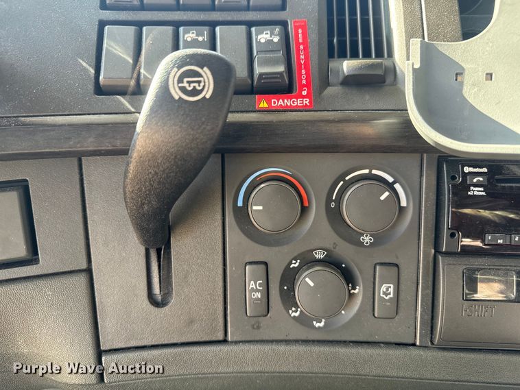 image for item EH3863 2021 Volvo VNL semi truck