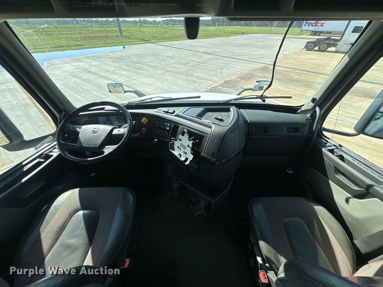 image for item EH3863 2021 Volvo VNL semi truck