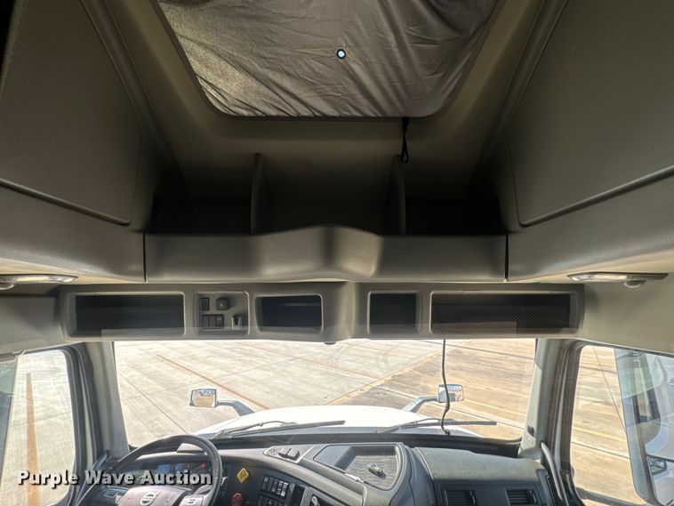 image for item EH3863 2021 Volvo VNL semi truck