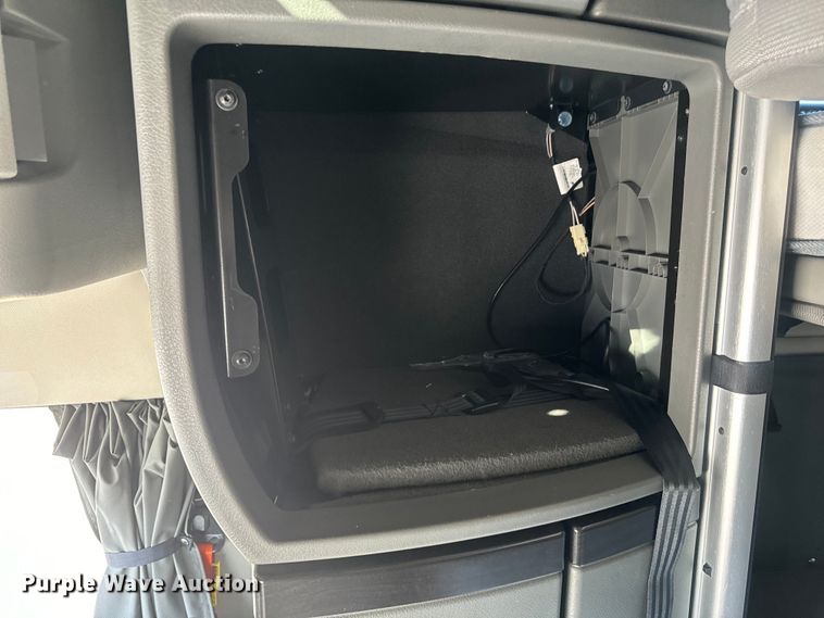 image for item EH3863 2021 Volvo VNL semi truck