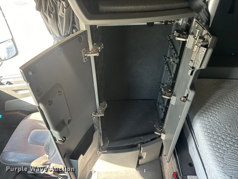 image for item EH3863 2021 Volvo VNL semi truck