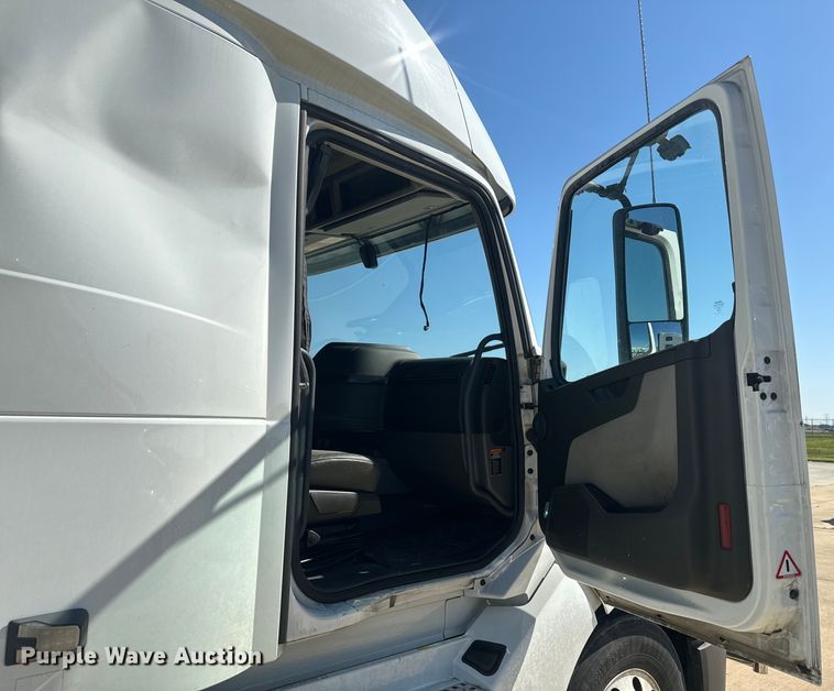 image for item EH3863 2021 Volvo VNL semi truck