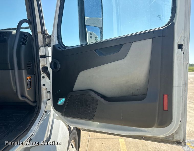 image for item EH3863 2021 Volvo VNL semi truck