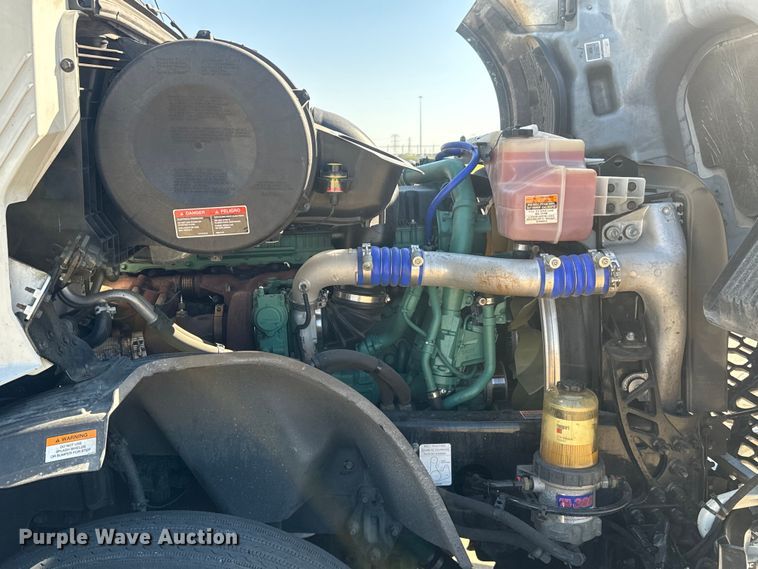 image for item EH3863 2021 Volvo VNL semi truck