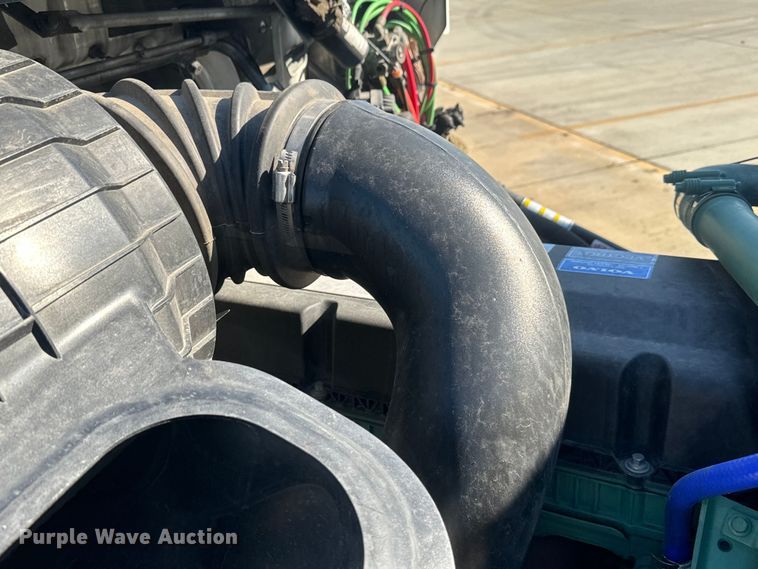 image for item EH3863 2021 Volvo VNL semi truck