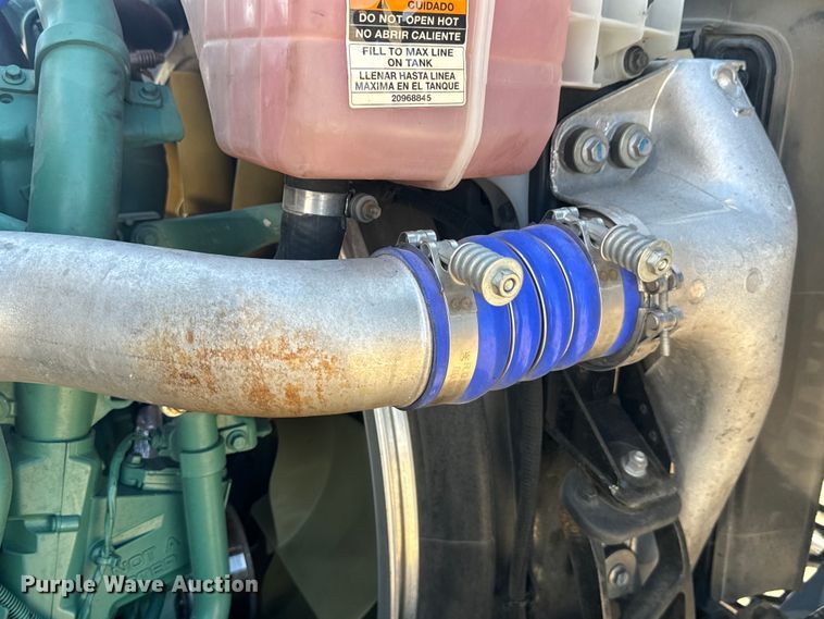 image for item EH3863 2021 Volvo VNL semi truck