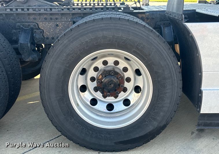 image for item EH3863 2021 Volvo VNL semi truck