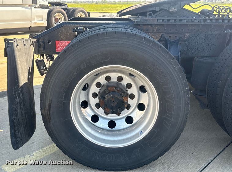 image for item EH3863 2021 Volvo VNL semi truck