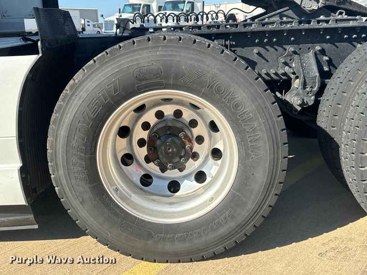 image for item EH3863 2021 Volvo VNL semi truck