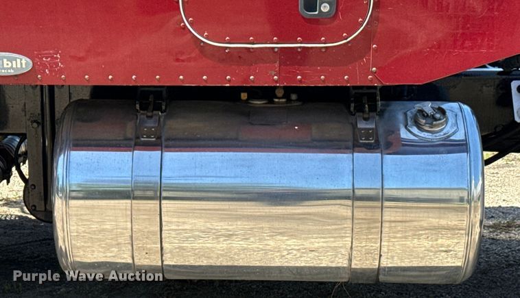 image for item EH3864 2005 Peterbilt  379 semi truck