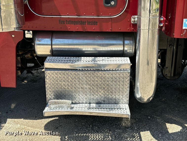 image for item EH3864 2005 Peterbilt  379 semi truck