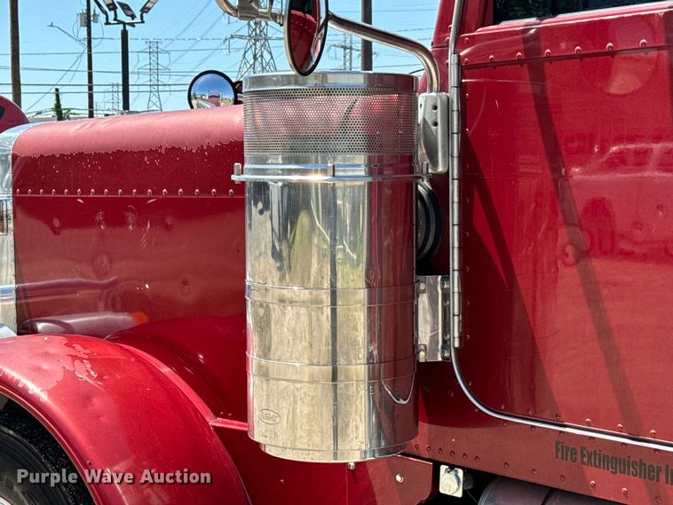 image for item EH3864 2005 Peterbilt  379 semi truck