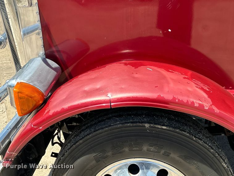 image for item EH3864 2005 Peterbilt  379 semi truck